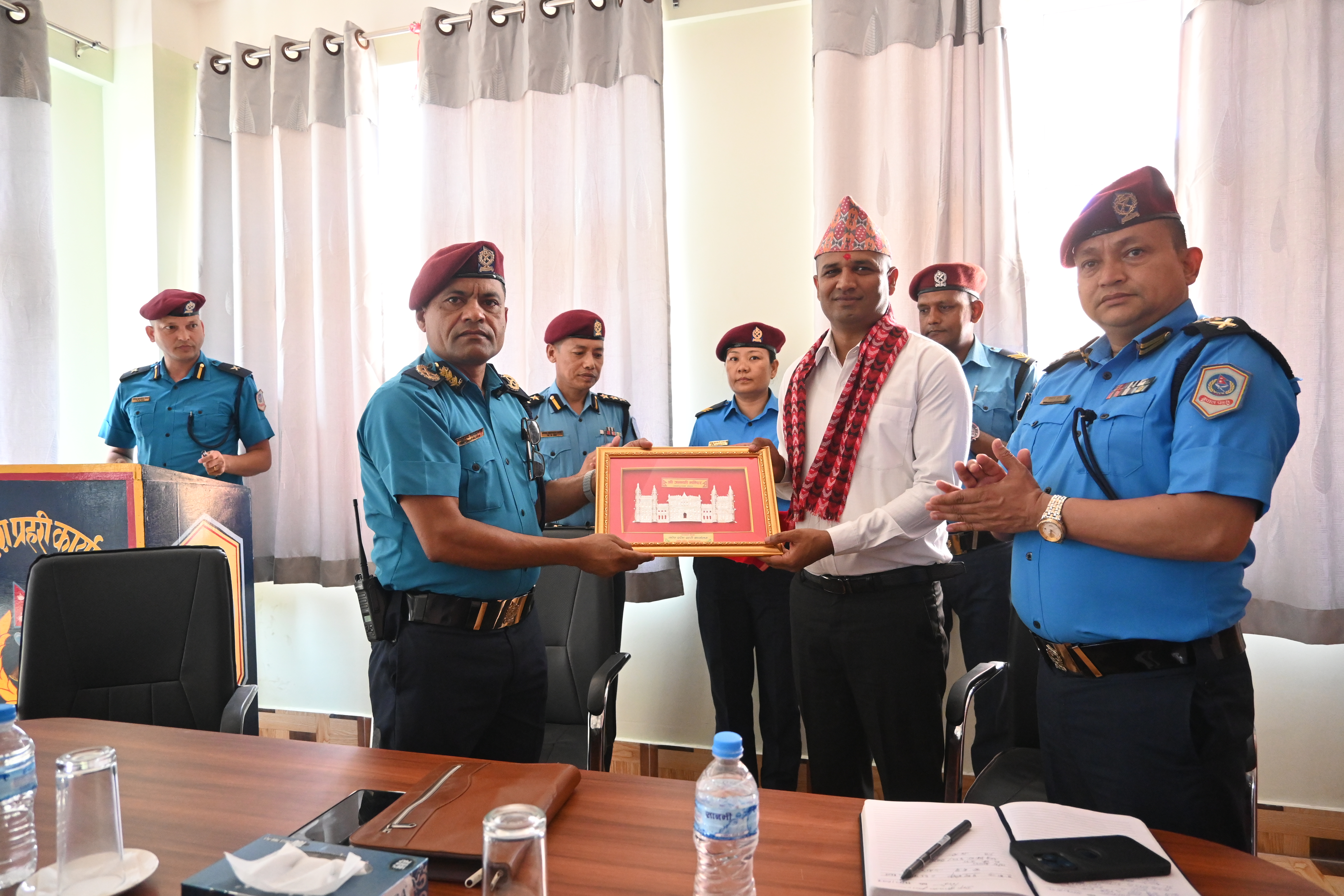 मधेश प्रदेश प्रहरी कार्यालय जनकपुरधाम धनुषाबाट सरुवा भई जान लाग्नु भएका प्र.ना.उ. वीरेन्द्र कुमार पासवानलाई मायाको चिनो प्रदान गरी विदाई गर्नुहुँदै प्रदेश प्रहरी प्रमुख प्रहरी नायव महानिरीक्षक गोबिन्द थपलियाज्यू ।