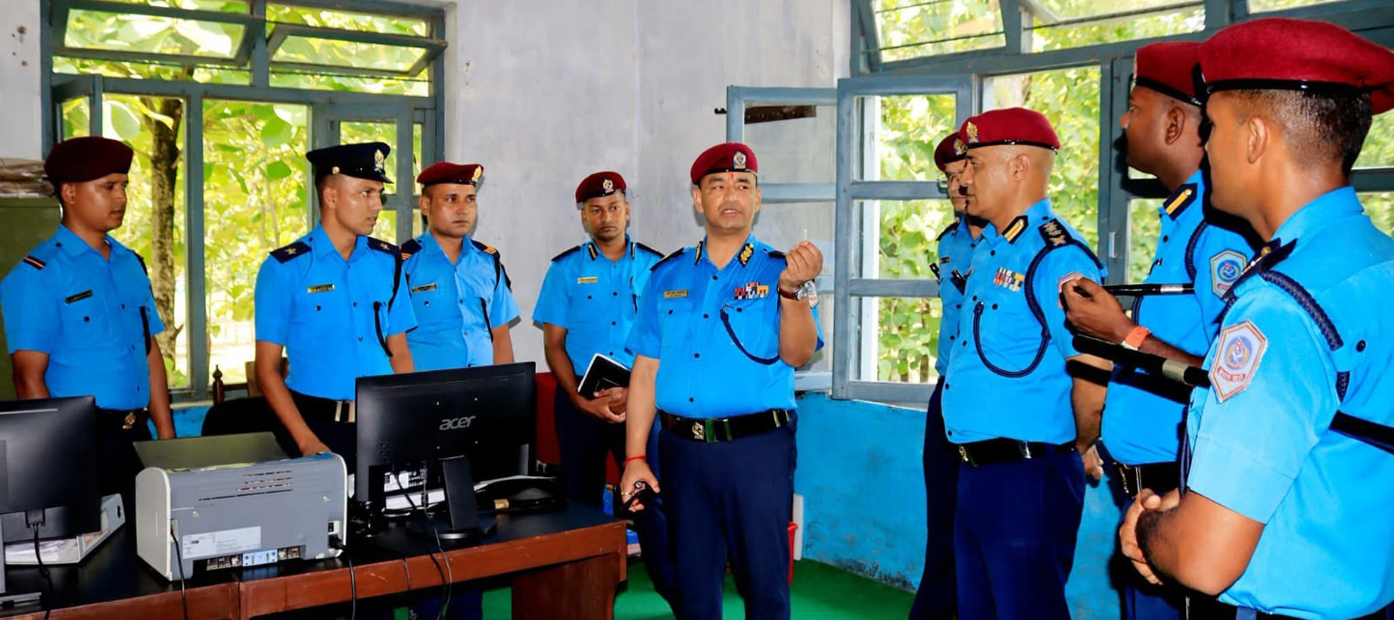 मधेश प्रदेश प्रहरी तालिम केन्द्र जनकपुर (हाल राजविराज) को निरीक्षण गर्नु हुँदै मधेश प्रदेश प्रहरी प्रमुख प्र.ना.म.नि. ओम प्रसाद अधिकारीजू (मिति २०८३/०३/११ गते ) ।