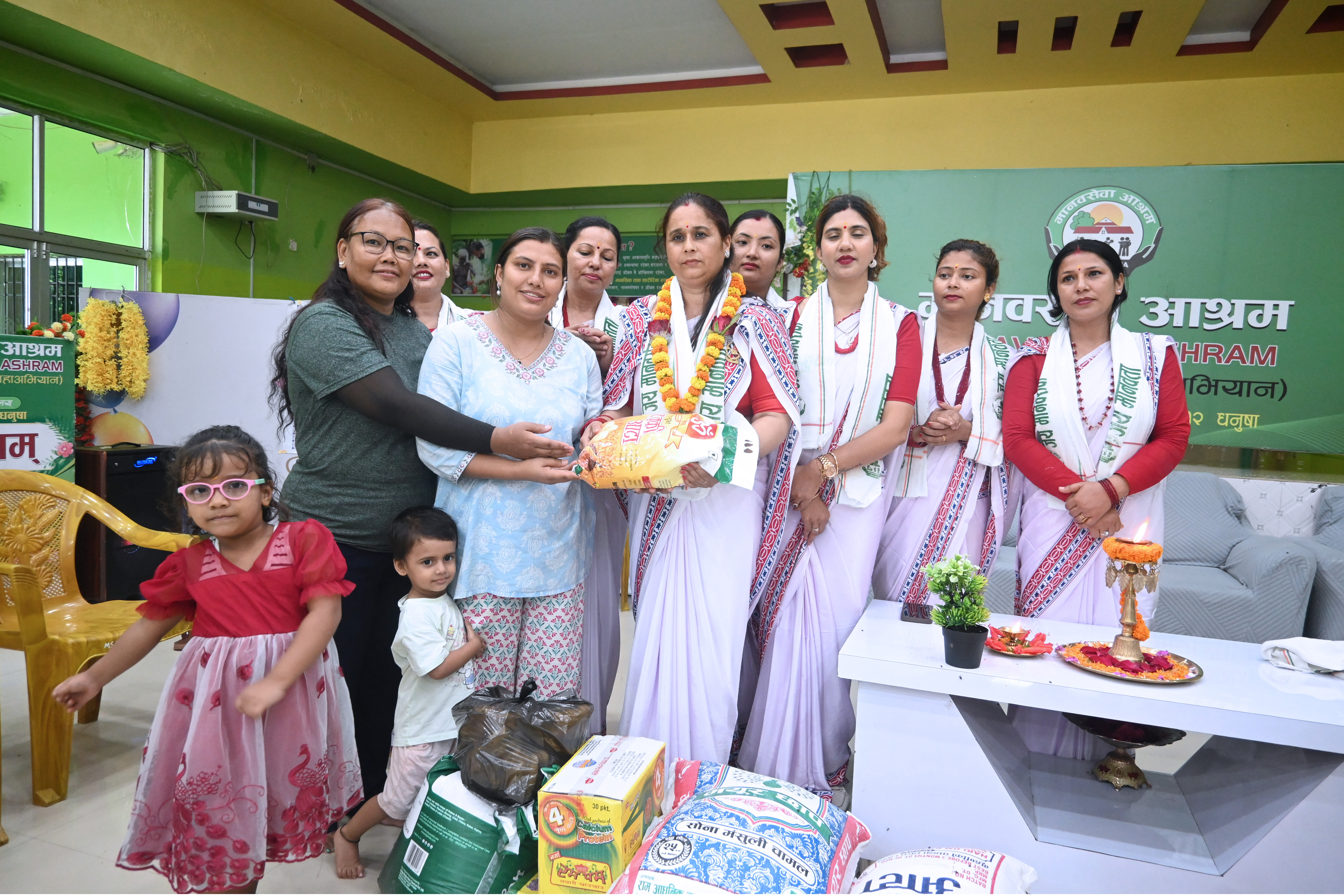 नेपाल प्रहरी श्रीमती संघको ४२औं वार्षिकोत्सवको अवसरमा मानव सेवा आश्रमलाई खाद्यान्न तथा फलफूल वितरण गर्नु हुँदै नेपाल प्रहरी श्रीमती संघ, मधेशकी अध्यक्ष श्रीमती मनिषा उप्रेती (अधिकारी)ज्यू । (मिति २०८३।०४।२२ गते)