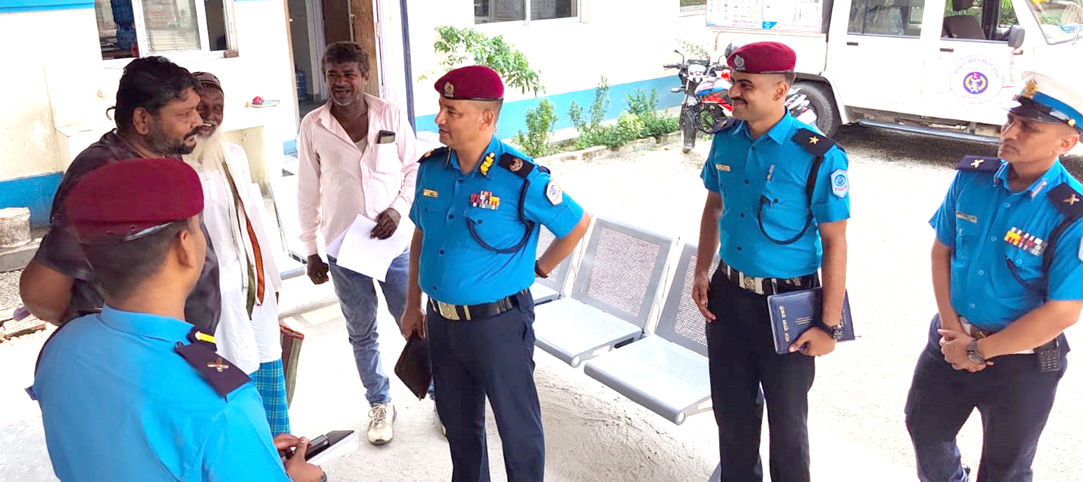 जिल्ला ट्राफिक प्रहरी कार्यालय धनुषाको निरीक्षणको क्रममा सेवाग्राहीहरुसँग मधेश प्रदेश प्रहरी प्रमुख प्र.ना.म.नि. ओम प्रसाद अधिकारीज्यू (मिति: २०८३-०३-०९ गते)