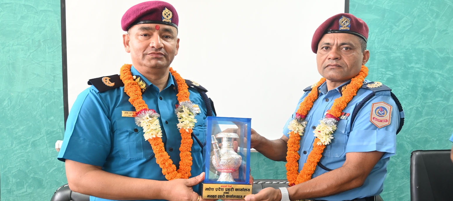 प्र.ना.म.नि. गोबिन्द थपलियाज्यूलाई मायाको चिनो प्रदान गरी विदाई गर्नु हुँदै मधेश प्रदेश प्रहरी प्रमुख प्र.ना.म.नि. ओम प्रसाद अधिकारीज्यू  ।