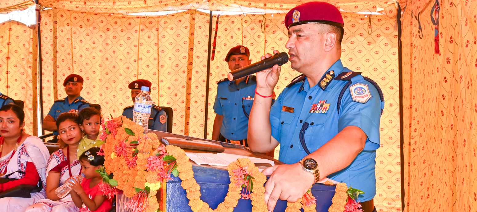 नेपाल प्रहरी श्रीमती संघको ४२औं वार्षिकोत्सवको अवसरमा नेपाल प्रहरी श्रीमती संघ, मधेश प्रदेशद्वारा आयोजित रक्तदान तथा वृक्षरोपण कार्यक्रममा मन्तव्य व्यक्त गर्नु हुँदै मधेश प्रदेश प्रहरी प्रमुख प्र.ना.म.नि. ओम प्रसाद अधिकारीज्यू । (मिति २०८३।०४।२१ गते)