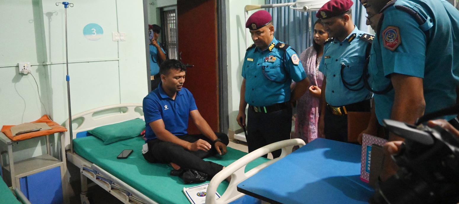 मधेश प्रदेश प्रहरी अस्पताल रुपनी, सप्तरीको निरीक्षणको क्रममा बिरामीको स्वास्थ्यस्थितीबारे जानकारी लिनु हुँदै मधेश प्रदेश प्रहरी प्रमुख प्र.ना.म.नि. ओम प्रसाद अधिकारीज्यू (मिति: २०८३-०३-१० गते)
